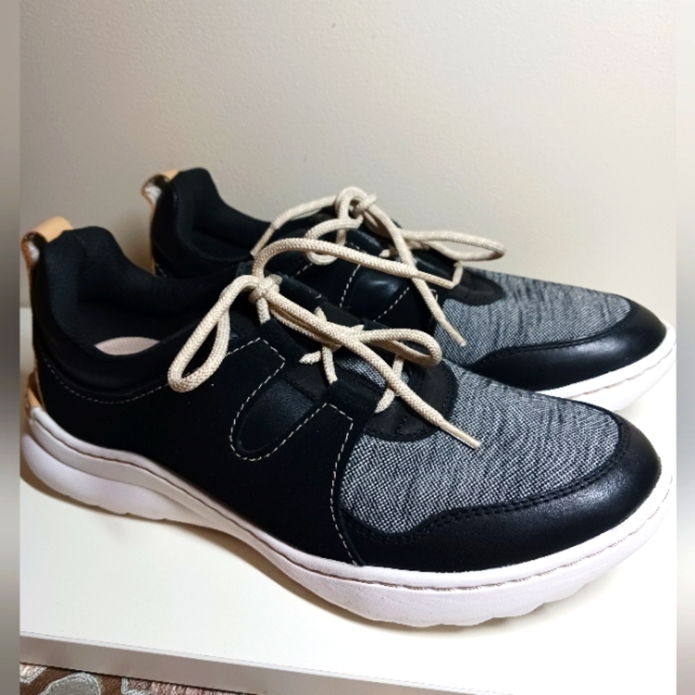 CLARKS Collection Women's  Lightweight Sport Shoes, size 9.5.
